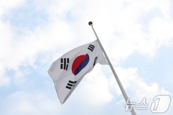 '제주항공 여객기 참사 추모' 국회 조기 게양