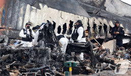 참사현장 수색하는 과학수사 경찰