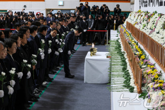 이재명 대표, 무안 제주항공 여객기 사고 희생자 합동분향소 조문