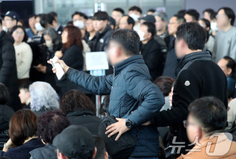 대책위 관계자에게 항의하는 제주항공 참사 유가족