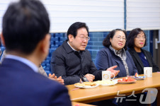 오월어머니집 찾은 이재명 대표