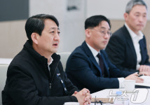 회사 운영현황 및 애로사항을 청취하는 안덕근 장관
