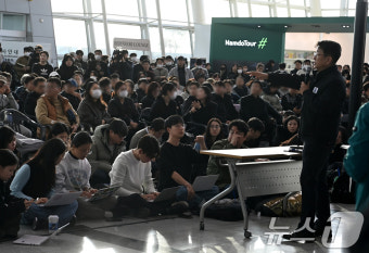 제주항공 참사 유가족에게 브리핑 하는 박상우 장관