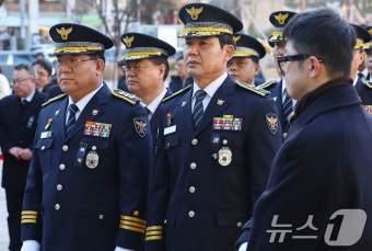 분향소 찾은 이호영 경찰청장 직무대행과 경찰 공무원들