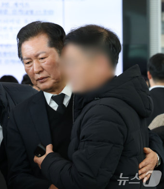희생자 유족 안으며 위로하는 정청래