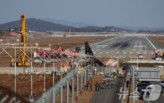 피해 키운 콘크리트 벽…무안공항 착륙시설 부서지기 쉬움 조건 있었다