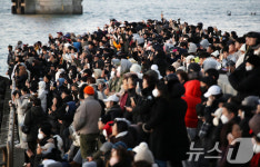 2025년 해돋이 기다리는 시민들