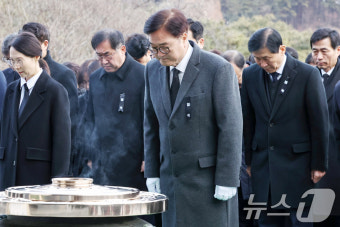 묵념하는 우원식 국회의장
