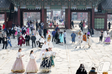 예년 이맘때 보다 붐비지 않는 경복궁