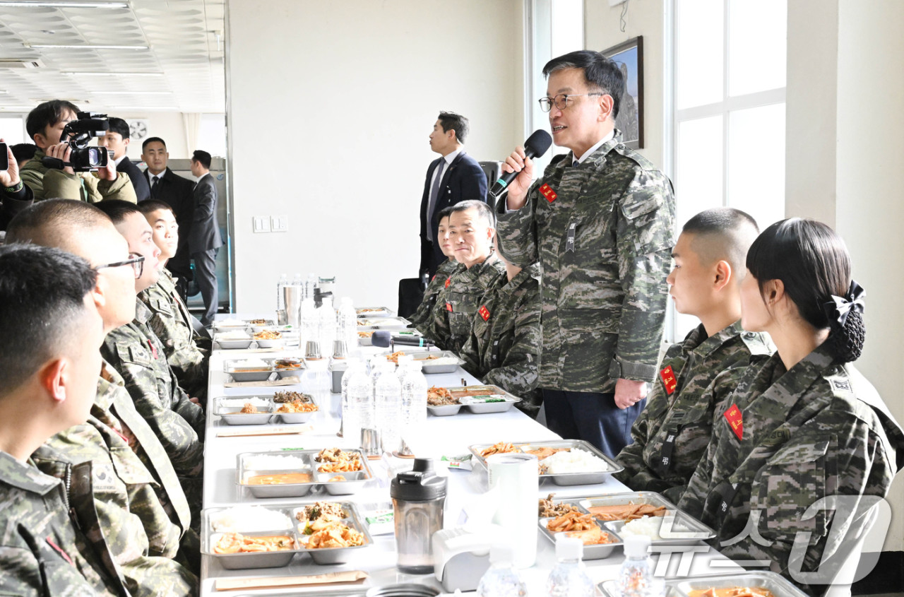 최상목 대통령 권한대행, 새해 첫날 서부 최전방 군부대 방문 및 대북 경계 태세 점검.