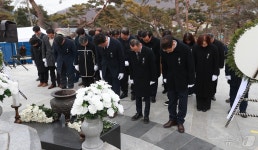 최명서 영월군수 제주항공 참사는 모두의 아픔…충혼탑 신년 참배