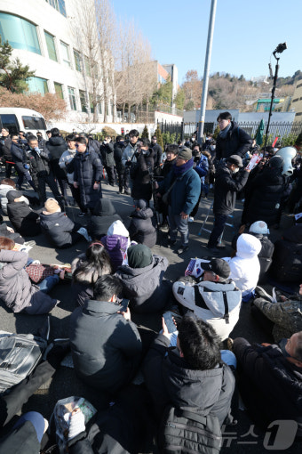 윤 대통령 관저 입구 막은 지지자들