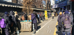 북적이는 노인 무료급식소