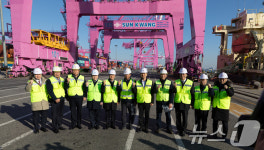 인천 신항 찾아 수출 상황 점검 나선 안덕근 장관