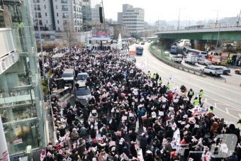 관저 앞에 집결한 尹 대통령 지지자들