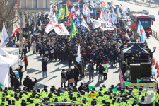 경찰과 대치하는 진보단체…긴장감 흐르는 한남대로