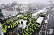한남 고가차도 통제하는 경찰 인력