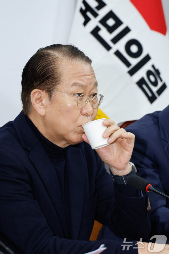 목축이는 권영세 비대위원장
