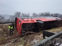 중부내륙고속도 공검터널 인근 눈길에 차량 12대 추돌…버스 전도