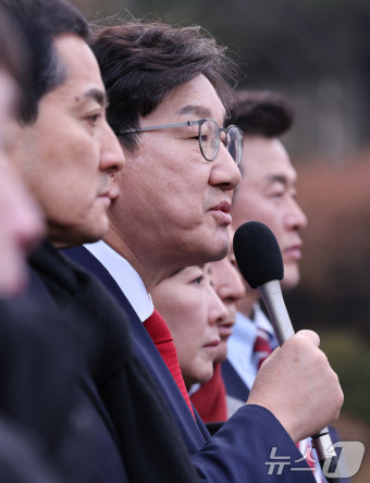 헌재 항의 방문 마친 권성동 원내대표