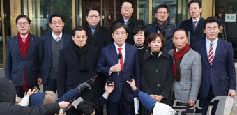 헌재 항의 방문 마친 뒤 입장 밝히는 권성동