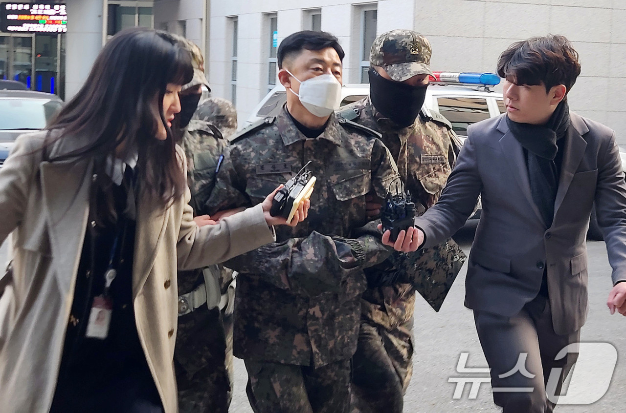 군 검찰, 여인형 전 국군방첩사령관과 문상호 전 국군정보사령관 추가 기소 및 구속영장 요청