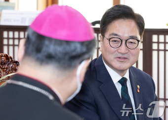 정순택 대주교와 대화하는 우원식 국회의장