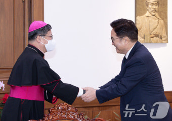 악수하는 우원식 국회의장·정순택 대주교