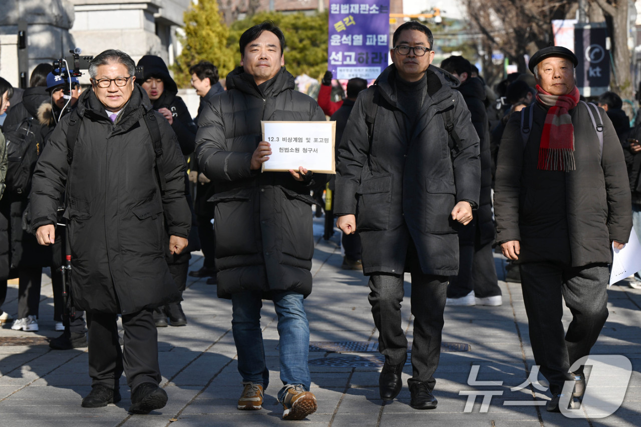 윤석열 퇴진 요구, 헌법소원 청구…헌재, 결정 임박