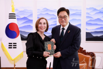 브라질대사에게 '소년이 온다' 선물하는 우원식 의장