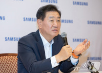 질문에 답변하는 삼성전자 한종희