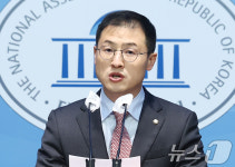 울산시장 출구조사에서 더불어민주당 김상욱 52.8%로 국민의힘 김두겸 43.2%를 9.6%포인트 차로 앞서며 선두 확인