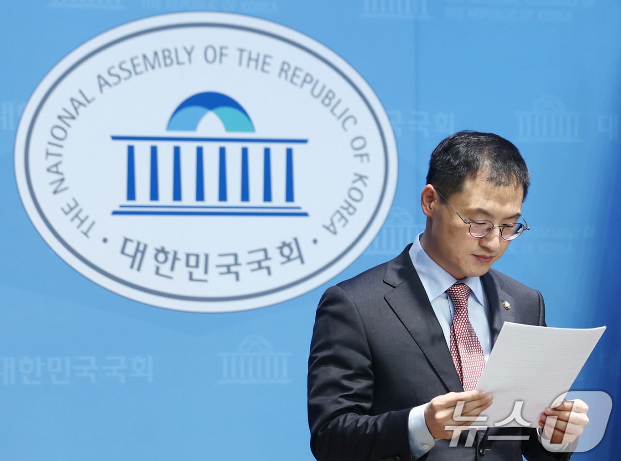 국민의힘이 김상욱 의원에게 탈당을 권유... 당론 vs 자유 의사 표현 갈등 논란