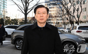 소환 통보 세 번째 만에 국수본 출석하는 박종준 경호처장