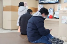 독감 주사 없어서 못 맞는대요…대유행에 병원마다 북적