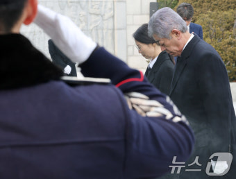 이와야 다케시 외무상 '현충원 참배'