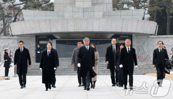 현충탑 나서는 이와야 다케시 외무상