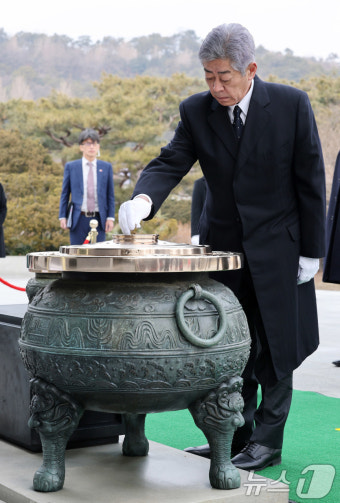 방한한 이와야 다케시 외무상, 현충원 참배