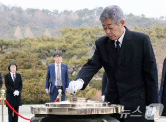 현충원 참배하는 이와야 다케시 日 외무상