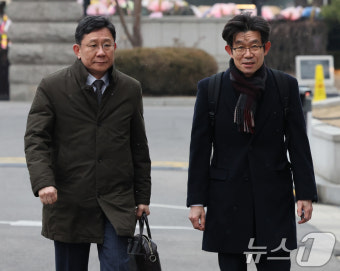 한덕수 총리 탄핵심판 변론기일, 헌재 들어서는 청구인 측 변호인들