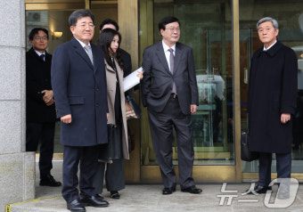 한덕수 총리 탄핵심판 변론기일, 헌재 들어서는 피청구인 측 대리인들