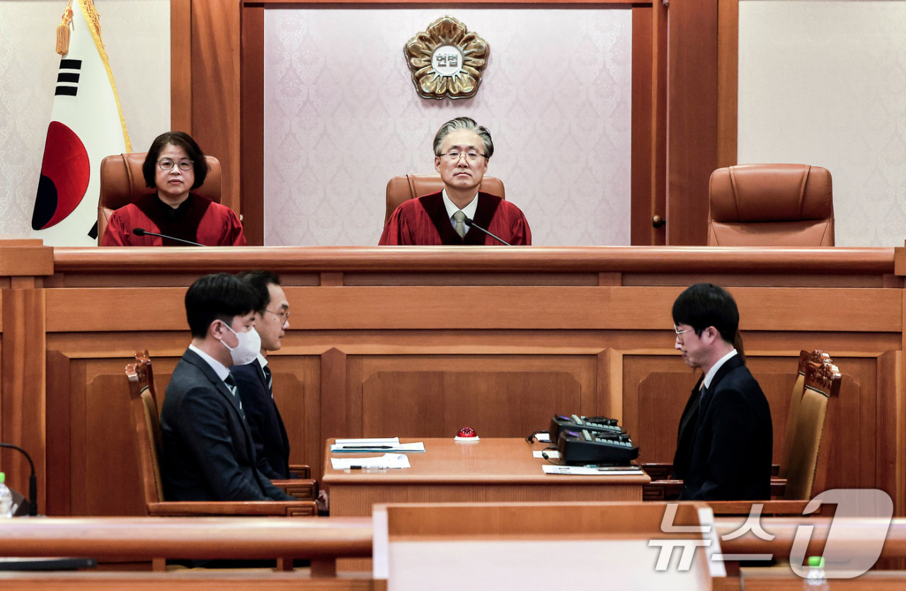한덕수 국무총리, 내란 의혹 부인하며 탄핵심판 첫 변론 진행