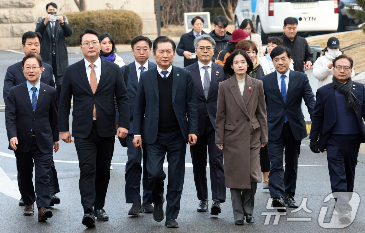 헌재, 국회 탄핵소추단과의 尹 탄핵 심판 첫 변론 4분 만에 종료