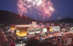 은천군에 설립된 지방공장건설 둘러보는 北 주민들