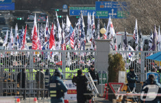 집회로 정문 통제 중인 정부과천청사