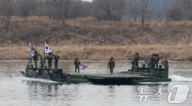 수룡으로 도하훈련하는 제7공병여단