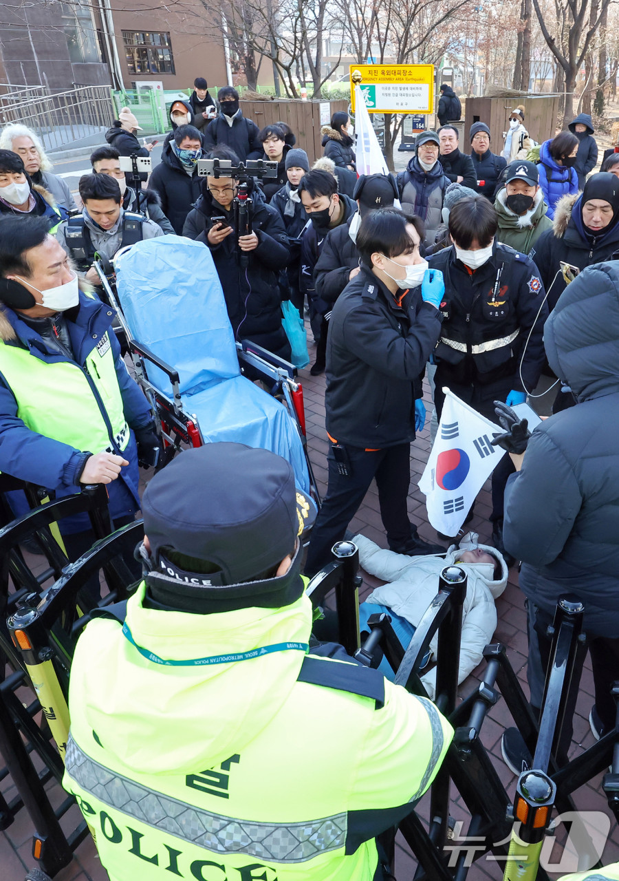 서부지법 정문서 윤석열 대통령 지지자 농성...경찰과의 충돌 과정에서 한 참가자가 연행되다