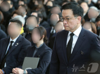 추모식 참석하는 최상목 권한대행