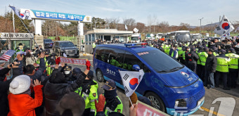 법무부 호송차량 타고 서울구치소 나서는 尹 대통령