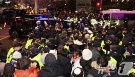 힙겹게 서부지법 빠져 나가는 경호차량